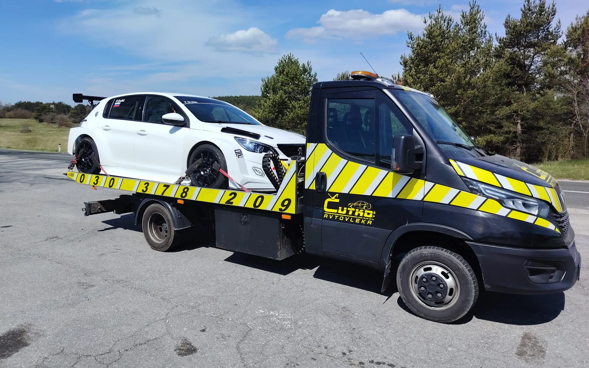 Vozilo vučne službe Avtovleka Čutko sa sportskim automobilom na platformi