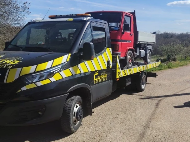 Avtovleka Čutko prevozi teretno vozilo na platformi