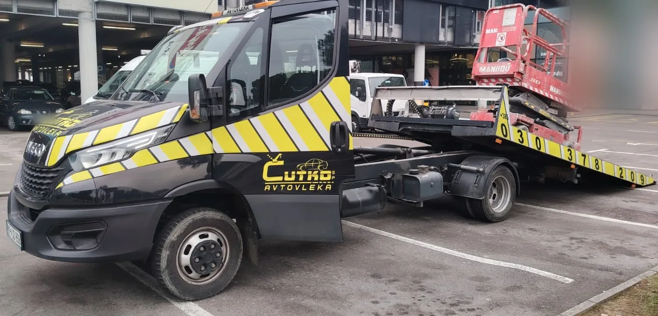 Avtovleka Čutko prevozi podiznu platformu